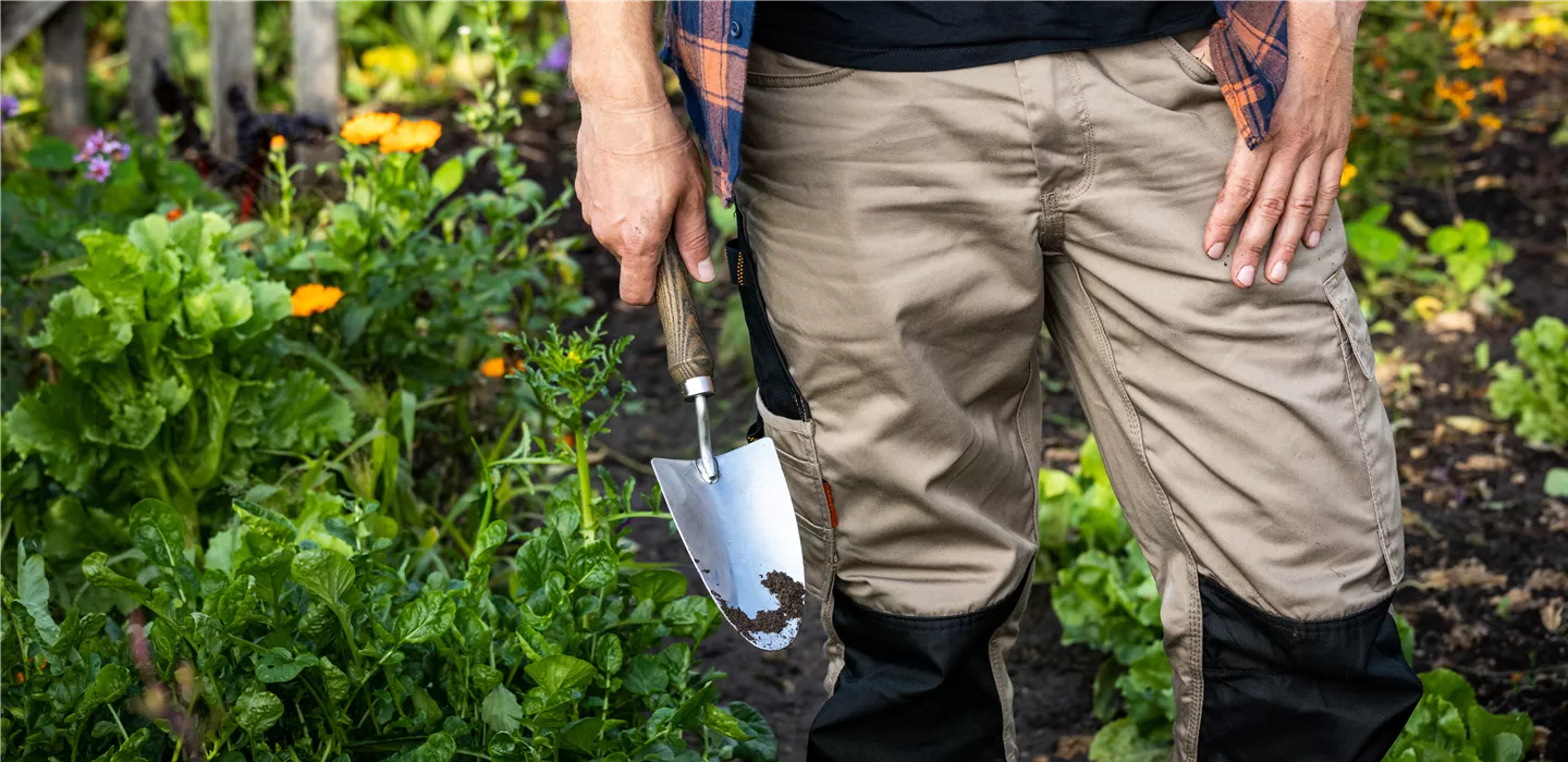 Gartengeräte - Mann mit Schaufel im Garten