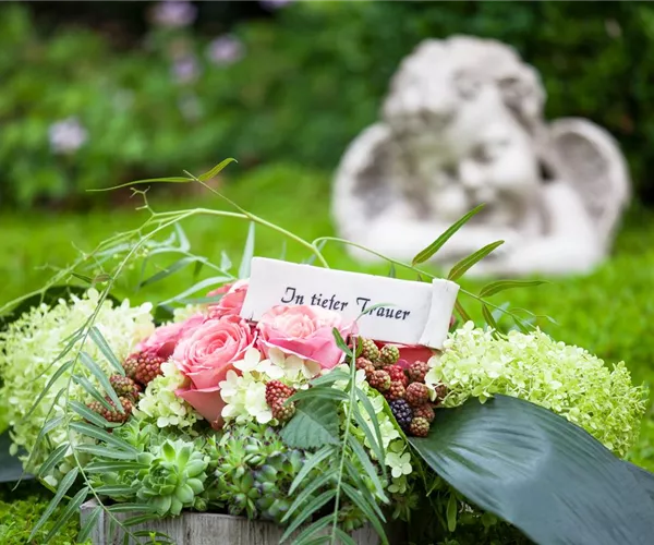 Das Grab im Sommer – die richtigen Blumen finden